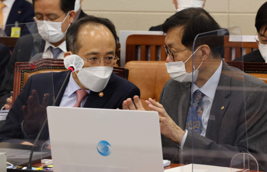 추경호(왼쪽) 부총리 겸 기획재정부 장관이 24일 서울 여의도 국회에서 열린 국회 기획재정위원회 종합국정감사에서 이창용 한국은행 총재와 대화하고 있다. 연합뉴스.